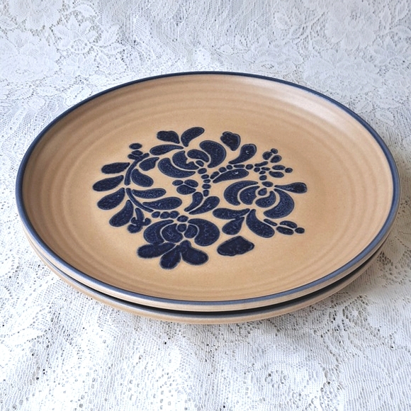 2 Vintage Pfaltzgraff Folk Art Dinner Plates 10" Castle Backstamp Farmhouse - Picture 2 of 14